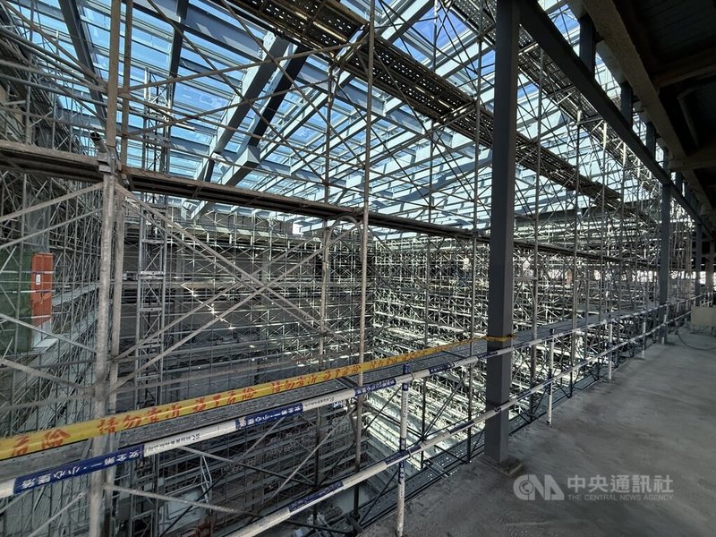國防部為典藏國軍衛國及重要裝備文物，籌建國家軍事博物館。軍博館籌備處11日指出，此案自民國110年5月21日開工迄今，截至114年9月7日止，總體進度已達72.399%，預計115年完工、116年營運。圖為軍博館工程現況。中央社記者王飛華攝  114年9月11日