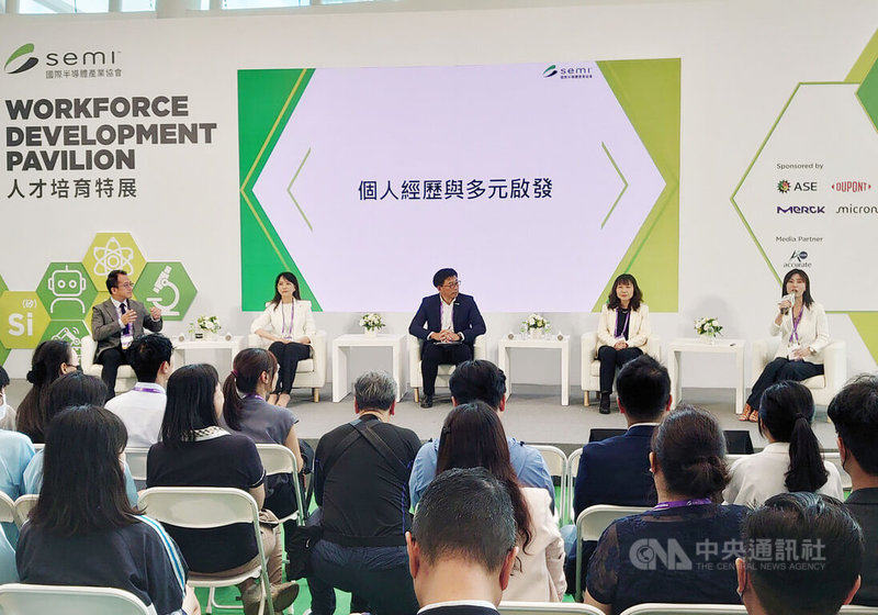 SEMICON Taiwan國際半導體展11日舉行「半導體全球布局-多元文化的挑戰、共鳴與新機遇」論壇,台灣默克集團董事長李俊隆(後排中)表示,企業要讓多元文化成功的要素是領導者以身作則,並制定共同目標。中央社記者張建中攝 114年9月11日