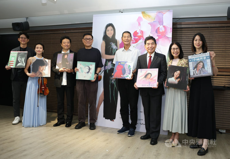 「永恆與經典─鄧麗君30週年音樂會」記者會11日下午在台北舉行,灣聲樂團音樂總監李哲藝(左3)、鄧麗君文教基金會董事長鄧長富(右4)、金寶山社會福利慈善事業基金會董事長曹光澯(左4)等人出席合影。中央社記者謝佳璋攝 114年9月11日