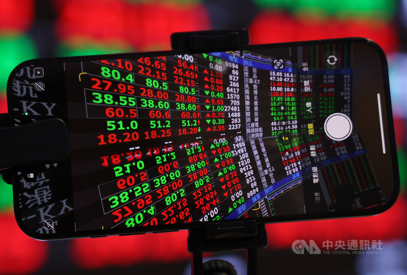 美國科技股和台積電ADR創新高,激勵台股11日持續開高走堅,早盤觸新高25541點,上漲348點,連續4個交易日創盤中新高。盤中台股高檔震盪,漲點超過250點,站穩25400點之上。中央社記者張新偉攝 114年9月11日