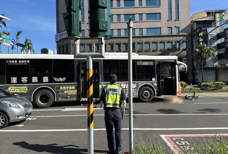 黃姓婦人11日騎腳踏車行經嘉義市民生南路到垂楊路口時,遭同向右轉的嘉義客運車輛追撞,黃姓婦人當場死亡。(民眾提供)中央社記者黃國芳傳真 114年9月11日