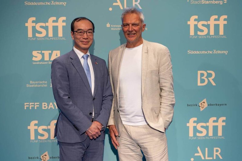巴伐利亞五湖影展與駐德國台北代表處慕尼黑辦事處合作,已連續14年播映來自台灣的電影。圖為今年影展主席海威格(左)與駐慕尼黑辦事處處長趙彥清。(駐慕尼黑辦事處提供)中央社記者林尚縈柏林傳真 114年9月11日
