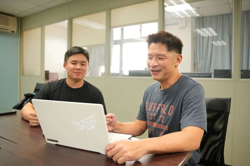 中央大學財金系王志瑋教授(右)帶領團隊研究發現,當企業生態足跡越高,資安風險反而越低,揭示永續與資安之間的互補關係。(中大提供)中央社記者許秩維傳真 114年9月11日