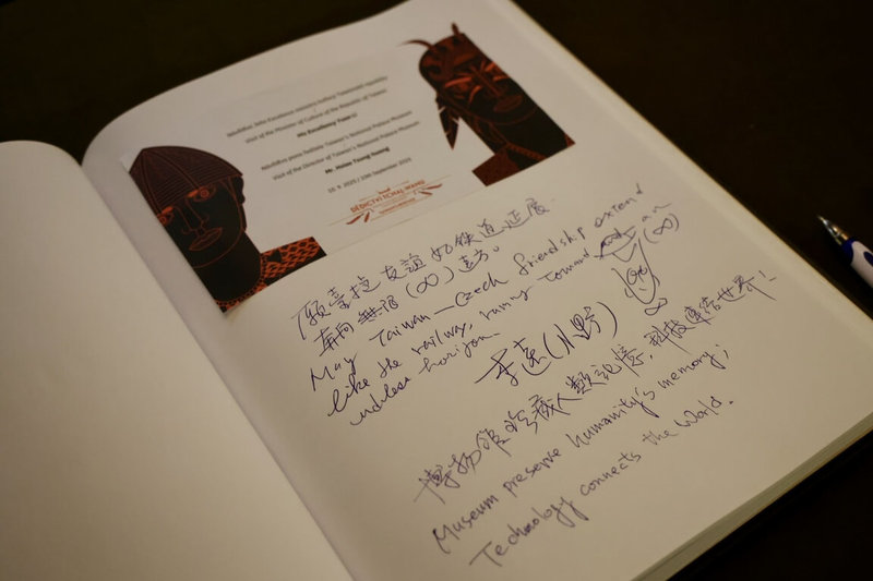 文化部長李遠10日造訪捷克國家技術博物館,在博物館「交通」常設展宮廷專列餐車的留言本上寫下「願台捷友誼如鐵道延展,奔向無限遠方」,為首訪捷克留下最深的祝福及期待。(文化部提供) 中央社記者趙靜瑜傳真 114年9月11日