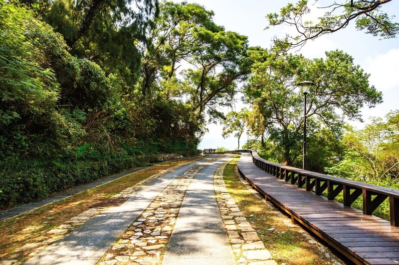 馬祖是全台唯一無紅綠燈縣市,成為發展徒步慢旅絕佳場域。馬祖國家風景區管理處鼓勵旅遊業者規劃以「慢行、減法、環保」為核心的遊程,引導旅客用雙腳取代交通工具。圖為南竿津仁步道。(Liu, po-wen攝,馬祖國家風景區管理處提供)中央社記者潘欣彤傳真 114年9月11日