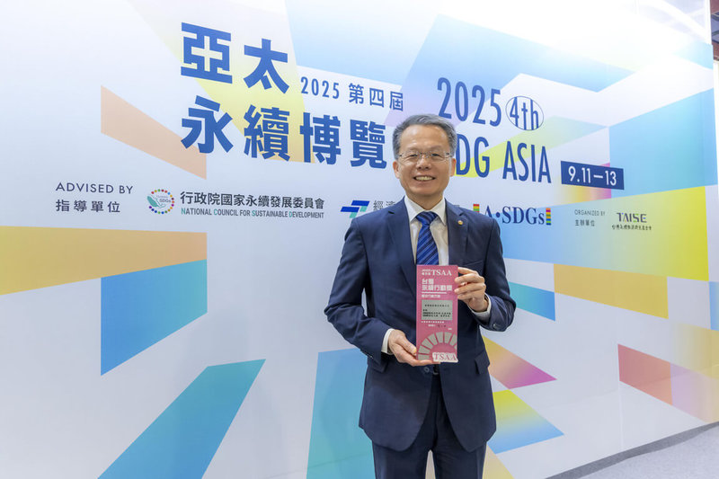 台灣永續能源研究基金會11日舉辦「2025亞太暨台灣永續行動獎」頒獎典禮,長榮航空獲台灣永續行動獎金獎殊榮,由總經理孫嘉明(圖)代表領獎。(長榮航空提供)中央社記者余曉涵傳真 114年9月11日