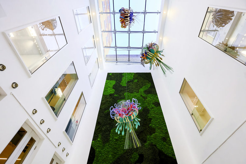 駐英國代表處新館舍將長期展出大型懸吊式公共藝術作品「Pop Blooms花開異境」,鮮明色彩融合東方剪紙手法與奔放的現代雕塑形式,由旅英台灣藝術家蔡筱淇攜手日裔夫婿吉川公野創作。(蔡筱淇提供)中央社記者陳韻聿倫敦傳真 114年9月11日