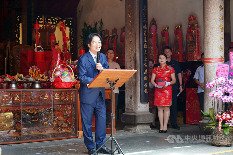 總統賴清德(前)11日出席新竹縣義民祭表示,義民爺忠義精神團結民眾,如今一樣保護國家與人民,守護民主自由的憲政體制,堅持中華民國和中華人民共和國互不隸屬,也堅持主權不得侵犯併吞。中央社記者郭宣彣攝 114年9月11日
