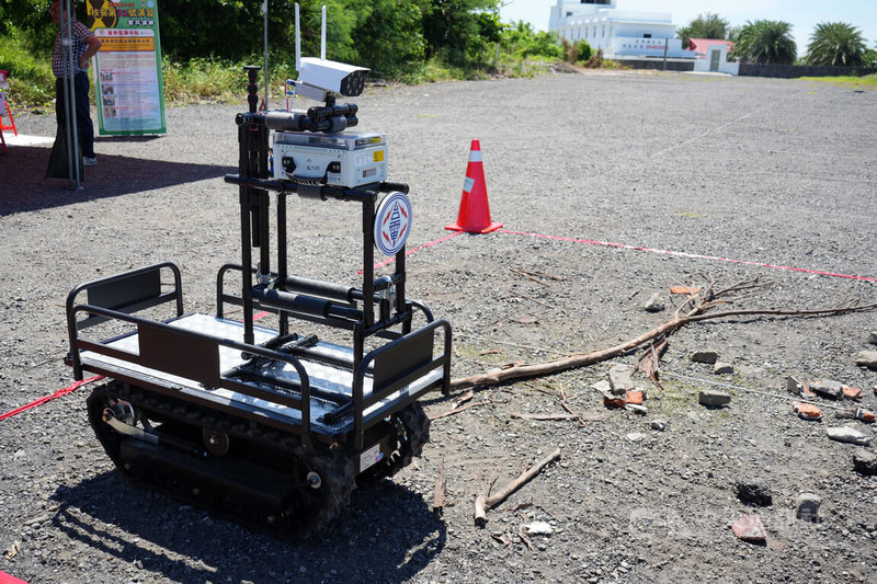 核三廠輻射監測中心實兵演練11日出動無人履帶車,可配合空中偵測,用於高輻射污染區、熱點快速偵測及資料回傳,減少人員輻射劑量。中央社記者黃郁菁攝 114年9月11日
