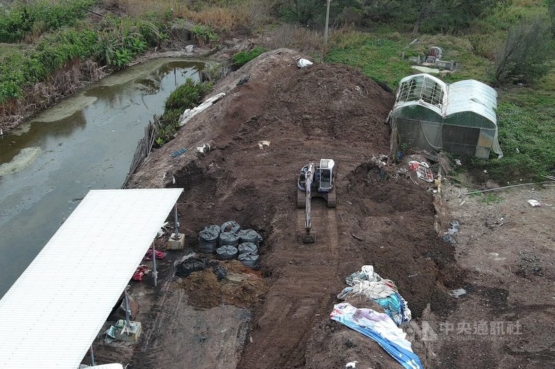 葉姓女子在彰化經營生物農業公司，涉嫌將廚餘殘渣等廢棄物載運至台中大甲一處土地非法堆置遭查獲，中檢依法偵辦，將葉女等10人依違反廢棄物清理法起訴。（翻攝照片）中央社記者蘇木春傳真　114年9月11日