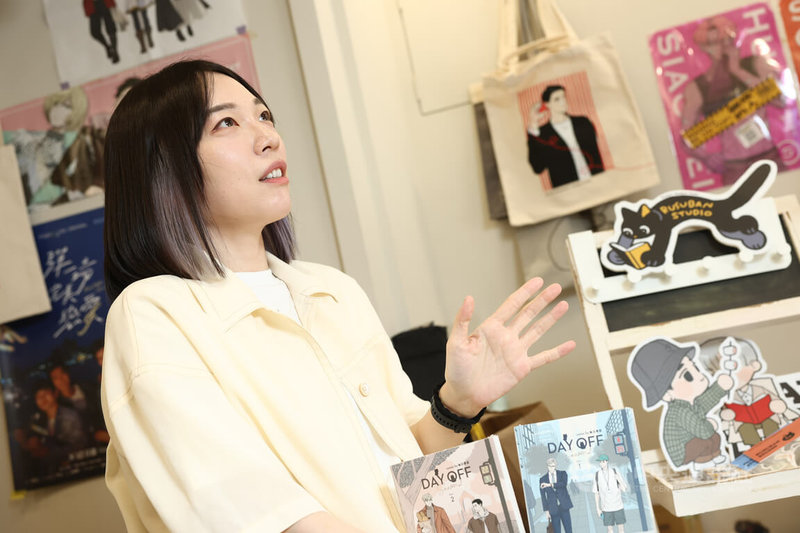獨立出版社「留守番工作室」創辦人黃思蜜(圖)表示,「留守番」大部分作品其實早就在網路公開過,出書的重點在於裝幀與設計,讓人有收藏的慾望。」她強調,讀者買BL書往往不是為了單純閱讀,而是希望擁有這份收藏。中央社記者王騰毅攝 114年9月11日
