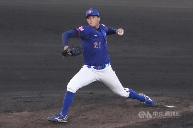 U18世界盃棒球賽超級循環賽複賽11日起在日本沖繩正式開打，台灣隊首戰交手韓國隊，台灣派出劉任右（圖）掛帥先發。中央社記者徐肇昌沖繩攝  114年9月11日