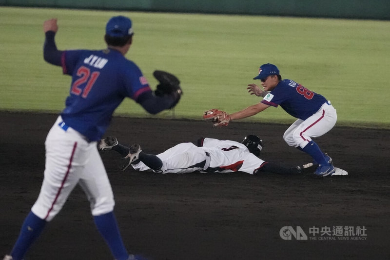 U18世界盃棒球賽超級循環賽複賽11日起繼續在日本沖繩開打，台灣隊首戰與韓國隊交手，2局下，台灣先發投手劉任右（左）嘗試牽制二壘跑者。中央社記者徐肇昌沖繩攝　114年9月11日