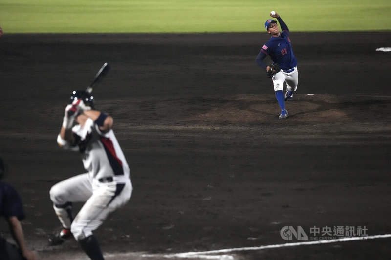 U18世界盃棒球賽超級循環賽複賽11日在日本沖繩正式點燃戰火，台灣隊首戰與韓國隊交手，2局下，台灣先發投手劉任右（後）一度投出觸身球。中央社記者徐肇昌沖繩攝　114年9月11日