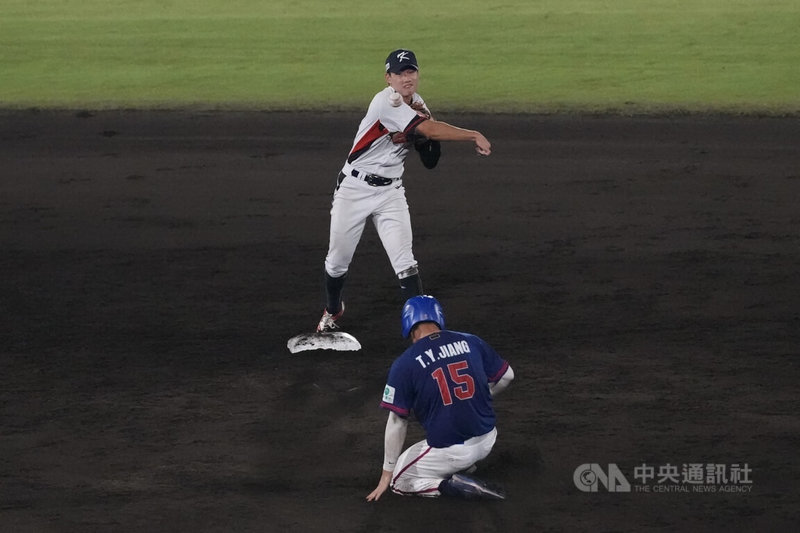 U18世界盃棒球賽超級循環賽複賽11日正式開打,韓國隊(白衣)首戰與台灣隊(藍衣)交手,4局上台灣進攻,韓國小將演出雙殺守備。中央社記者徐肇昌沖繩攝 114年9月11日