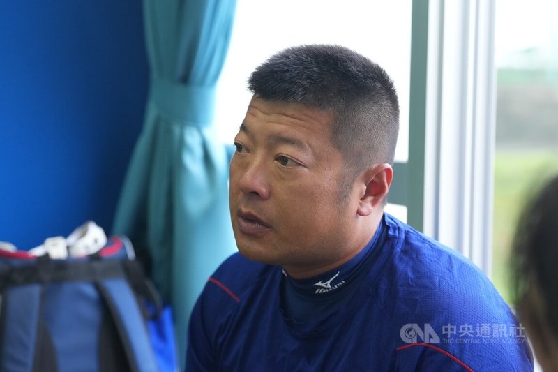 U18世界盃棒球賽台灣隊預賽5戰打完投手群合計有57次三振,團隊三振數為參賽球隊最多。投手教練邱子愷(圖)受訪時分析原因,並指出有感覺到大家想表現的企圖心。中央社記者徐肇昌沖繩攝 114年9月10日