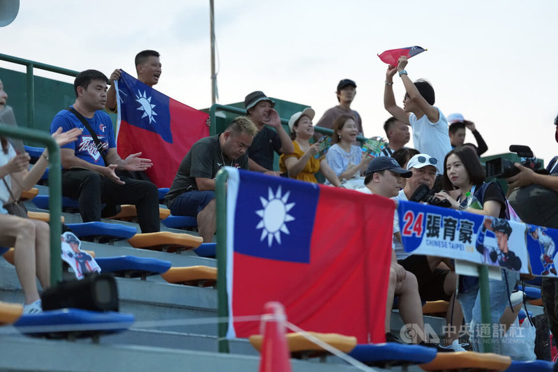 U18世界盃棒球賽超級循環賽11日開打,台灣首戰迎戰韓國,台灣民眾帶著中華民國國旗為選手加油。中央社記者徐肇昌沖繩攝 114年9月11日