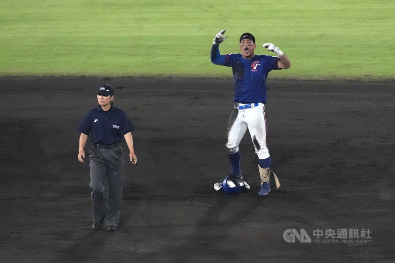 U18世界盃棒球賽超級循環賽複賽11日開打,台灣隊首戰迎戰韓國隊,5局上,台灣處於落後劣勢,打者曾聖恩(右)成功擊出二壘安打開心歡呼,提振士氣。中央社記者徐肇昌沖繩攝 114年9月11日