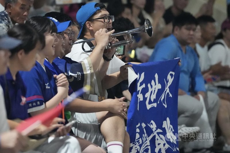 U18世界盃棒球賽超級循環賽11日在日本沖繩正式開打,台灣隊首戰與韓國隊交手,場邊台灣球迷吹起小喇叭賣力加油。中央社記者徐肇昌沖繩攝 114年9月11日