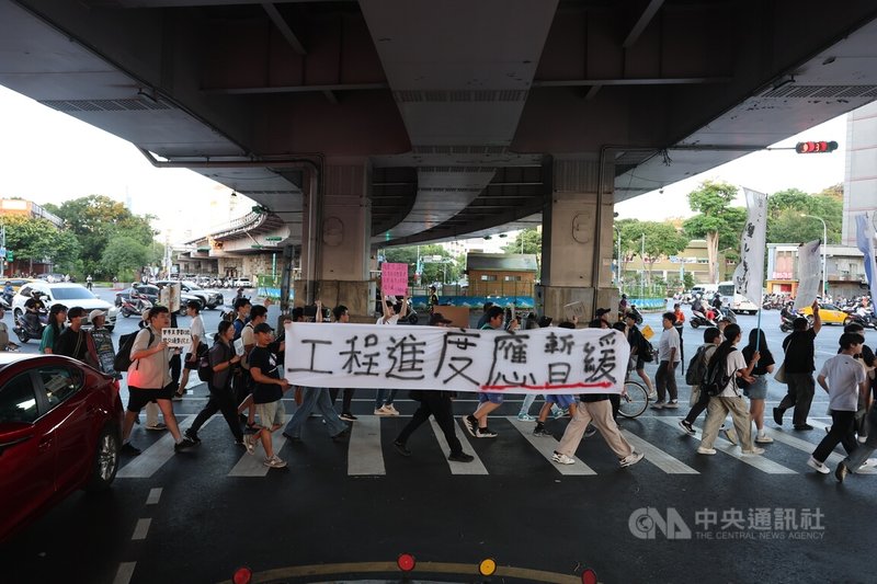 台北市政府規劃拆除公館圓環、填平公車專用地下道,台灣大學等多名學生與路權團體11日拉起布條進行「圓環轉圈圈」快閃行動,以行動藝術表達意見與立場。中央社記者趙世勳攝 114年9月11日