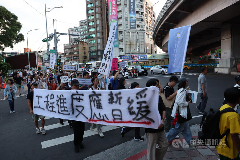 台灣大學、台灣師範大學等多名學生和路權團體11日共同舉行記者會,並持標語、布條前往公館圓環進行「圓環轉圈圈」快閃行動,訴求「工程進度應暫緩、民主市府要協商」。中央社記者趙世勳攝 114年9月11日
