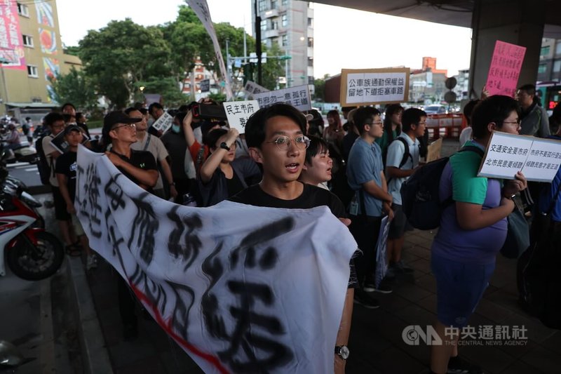 台北市羅斯福路、基隆路口將進行填平地下道、移除公館圓環工程,學生團體11日傍晚進行「工程進度應暫緩、民主市府要協商」圓環轉圈圈快閃行動,高呼口號表達立場。中央社記者趙世勳攝 114年9月11日