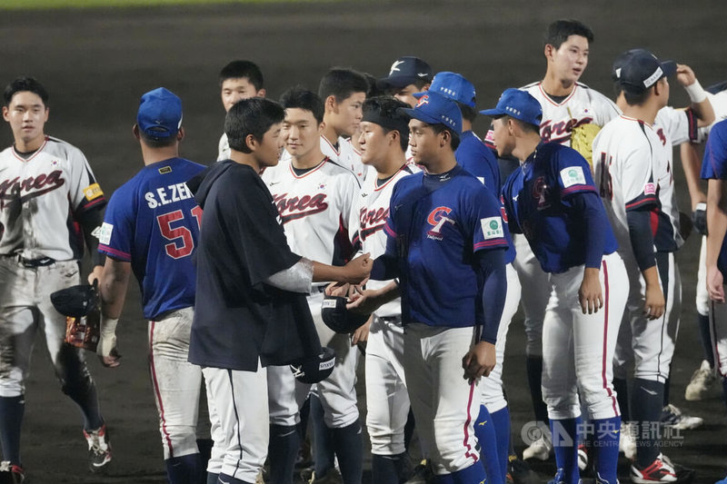 U18世界盃棒球賽台灣隊複賽首戰11日迎戰韓國隊,台灣開賽時守備有狀況,讓韓國抓到機會攻下4分,台灣僅在5局時追回1分,終場以1比8吞敗,賽後雙方球員互相致意。中央社記者徐肇昌沖繩攝 114年9月11日