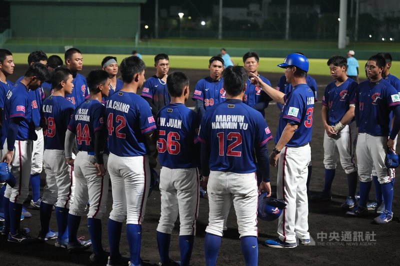 U18世界盃棒球賽台灣隊11日複賽首戰不敵韓國，游擊手許書誠開賽守備就有狀況。守備教練張榮勳（藍頭盔者）賽後受訪表示，許書誠資質好值得栽培，但缺大賽經驗，重要的是失誤之後該怎麼彌補。圖為張榮勳賽後勉勵選手們。中央社記者徐肇昌沖繩攝  114年9月11日
