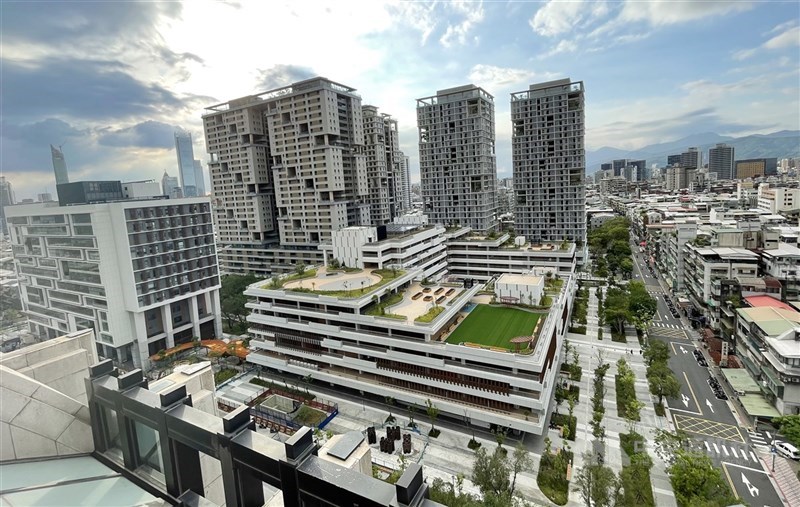 台北市廣慈社宅住戶向議員陳情指租約到期前才被通知新租金調整，時間倉促、過程不嚴謹。北市住都中心表示，針對部分民眾反映將納入後續調整。圖為廣慈社宅鳥瞰圖（中央社檔案照片）