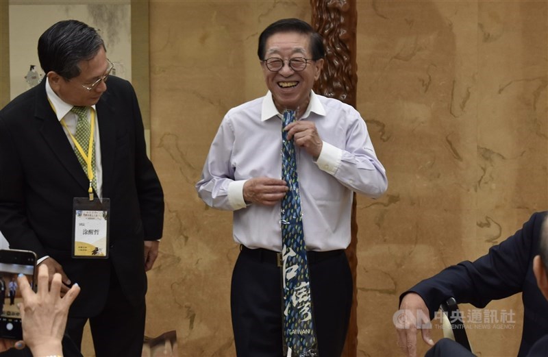 台灣米捐送至日本,日本丸久株式會社社長田中康男(中)協助接關手續,以及相關倉儲、分送作業。圖為台灣捐米訪問團團長涂醒哲(左)贈送印有「台灣」的領帶給田中康男。中央社記者高華謙攝 114年9月10日