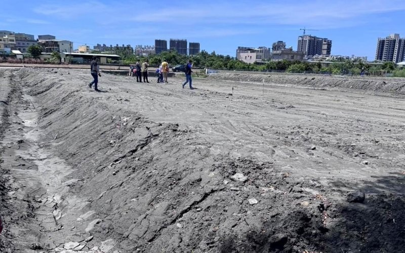 高雄市大寮區某農地遭非法傾倒廢棄物，市府表示，任何違法一定嚴查嚴辦，絕不寬貸，呼籲業者勿心存僥倖，以身試法。（高雄市都發局提供）中央社記者蔡孟妤傳真　114年9月11日