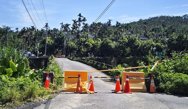 嘉義山區近日連續降下大雨,中埔鄉石硦村忠全橋橋梁基座掏空、橋面彎曲,基於安全考量,此路段即起全線封閉。(嘉義縣政府提供)中央社記者蔡智明傳真 114年9月11日