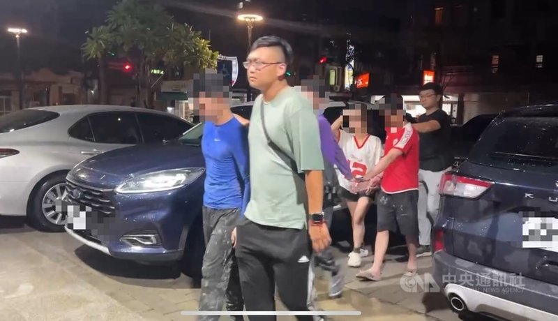 越南籍微姓男子日前在台中旱溪夜市用餐時，疑遭同鄉碰撞而心生不滿，夥同其他2名友人毆傷對方逃逸，警方循線10日在大里區將3人逮捕送辦，另查獲2名失聯移工。（翻攝照片）中央社記者蘇木春傳真　114年9月11日