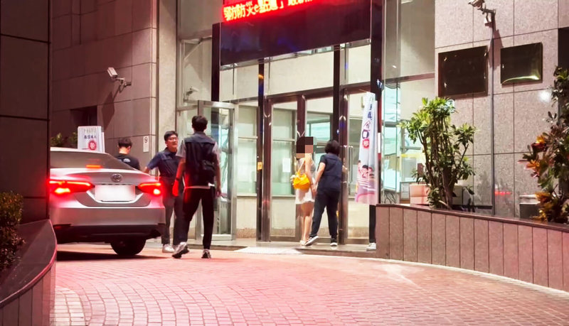 高雄市立圖書館總館日前被民眾發現有人疑在內拍不雅片上傳,警方查出女主角為在網路社群擁有數十萬粉絲的吳姓女子,警方10日傳喚她與劉姓男子到案,依公然猥褻罪嫌送辦。(高市前鎮警分局提供)中央社記者洪學廣傳真 114年9月11日