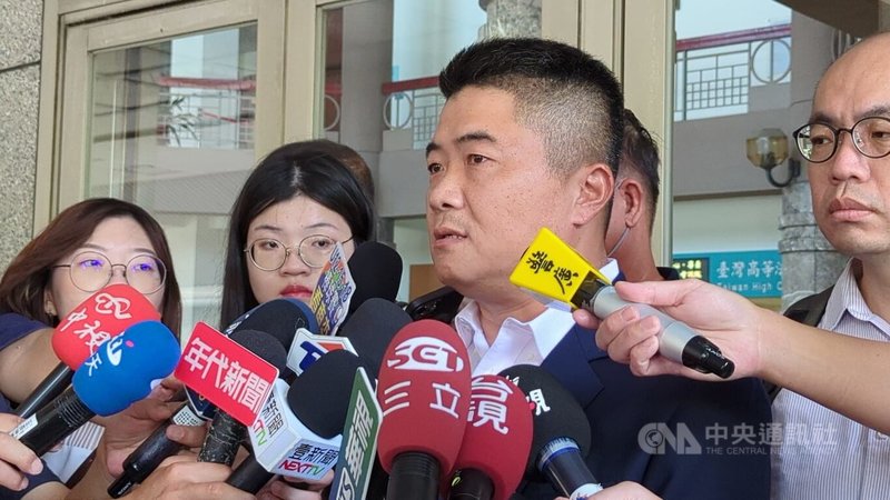 中國國民黨籍立法委員顏寬恒(前右2)遭控詐領助理費案等,一審依貪污等罪判8年4月;案經上訴台灣高等法院台中分院,二審11日駁回上訴、維持原判;顏寬恒受訪表示,無法接受。中央社記者蘇木春攝 114年9月11日
