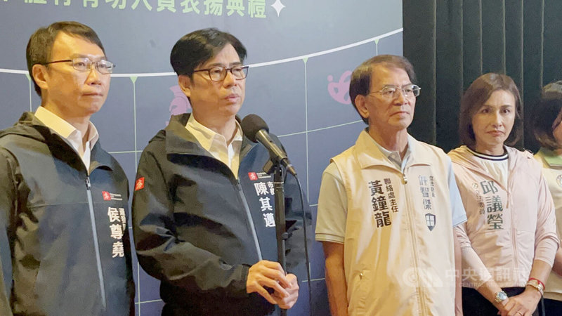 高雄市長陳其邁(左2)11日上午出席運動表揚活動,媒體聯訪時被問及在野黨批評中央能源政策錯誤;陳其邁回應,高雄長期外送電力給其他縣市不公平,「各縣市自己要用的電應該要自己負起責任。」中央社記者林巧璉攝 114年9月11日