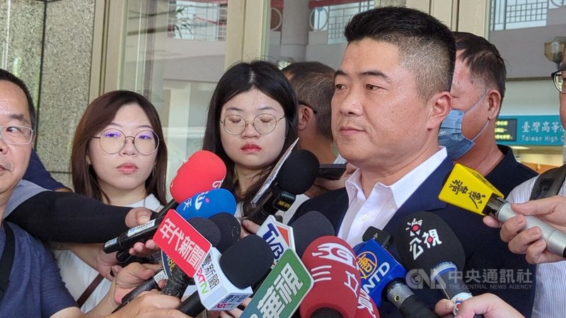 國民黨立委顏寬恒(右)遭控房屋假買賣、詐領助理費案,經上訴台中高分院審理後,11日二審仍判8年4月,貪污部分可上訴。他接受媒體聯訪時表示,無法接受,會盡快提起上訴。中央社記者蘇木春攝 114年9月11日