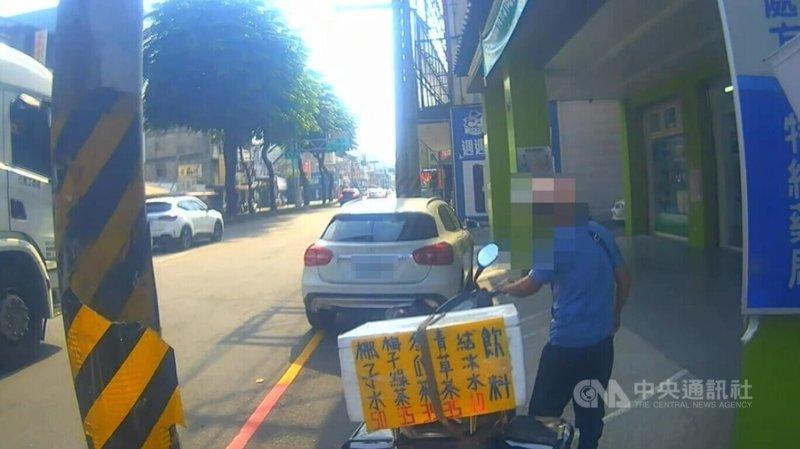 張姓男子（圖）因案遭10司法機關發布通緝，平時靠著騎機車穿梭工地販賣飲料維生，日前在路上因違規被台中警方攔查落網，依法押解歸案。（翻攝照片）中央社記者蘇木春傳真　114年9月11日