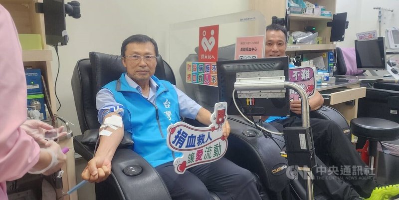 台灣中油澎湖營業處11日起一連3天發起公益捐血活動,營業處長劉進參(左)率先挽袖捐血,帶頭響應。中央社 114年9月11日