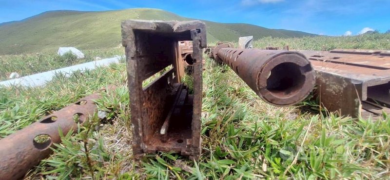 二戰結束80週年,總統府組任務小隊前往「三叉山事件」事故地進行安靈儀式,並由國防部於8日將4挺機槍帶下山。「三叉山罹難者安歸籌備會」感謝總統府和國防部,後續將接手安歸事宜。中央社記者盧太城台東攝 114年9月11日
