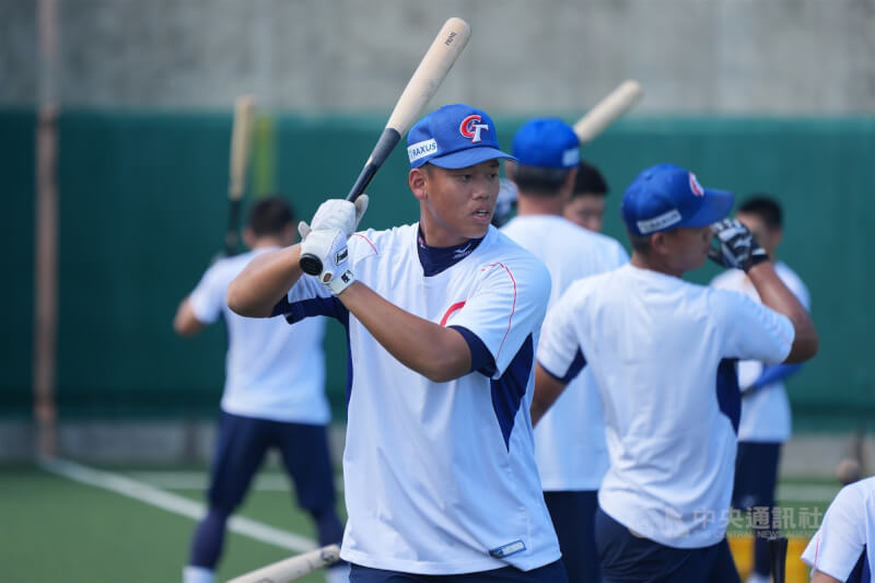 U18世界盃棒球賽台灣隊前進超級循環賽,11日首戰將交手韓國,球員們10日把握休兵日練球,球員林珺希(前)進行揮棒練習。中央社記者徐肇昌沖繩攝 114年9月10日