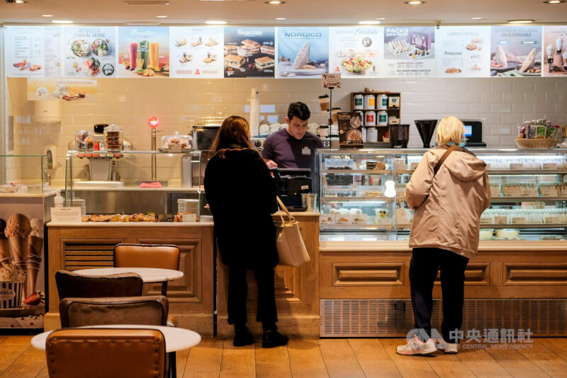 圖為西班牙首都馬德里市中心正在服務客人的連鎖餐飲店員。（中央社檔案照片）