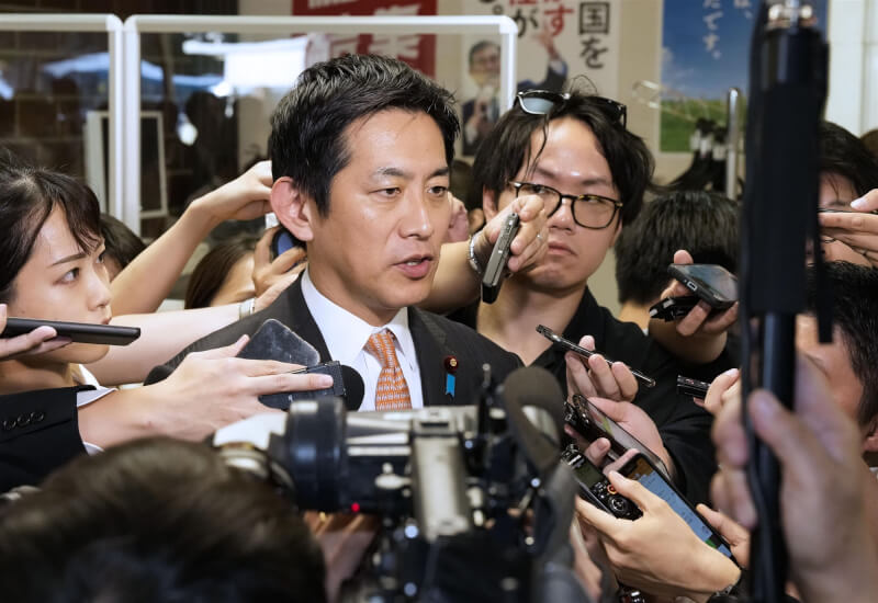 日本前經濟安全保障大臣小林鷹之（中）11日表態將參加自民黨總裁（黨主席）選舉。（共同社）