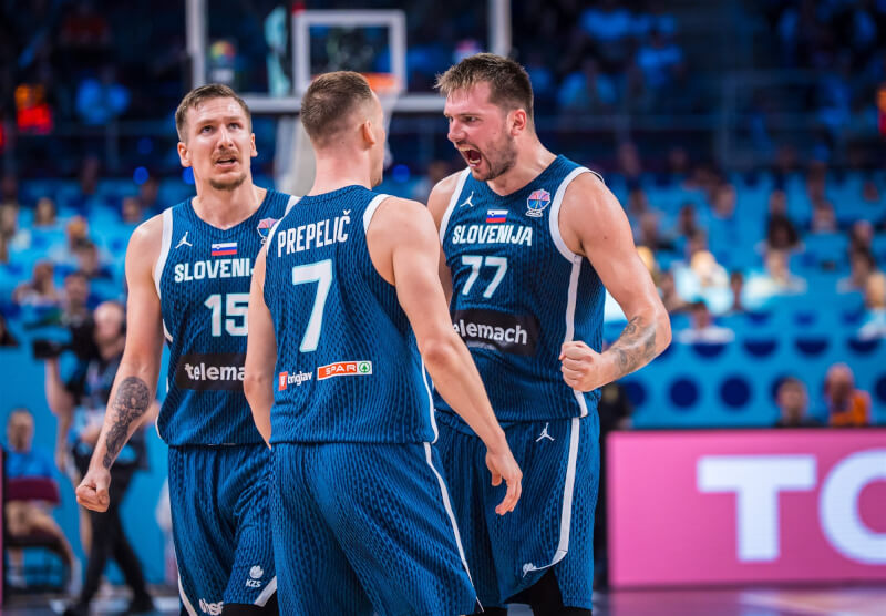 歐洲籃球錦標賽10日進行8強賽,NBA洛杉磯湖人球星唐西奇(右)率領的斯洛維尼亞以91比99不敵德國隊。(圖取自x.com/EuroBasket)