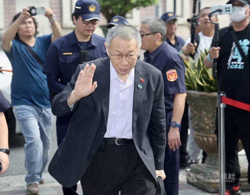 台北地方法院審理京華城案及柯文哲政治獻金案，11日傳喚前台北市長柯文哲。圖為柯文哲（前）身穿西裝、佩戴KP、國旗別針出庭。中央社記者張皓安攝　114年9月11日