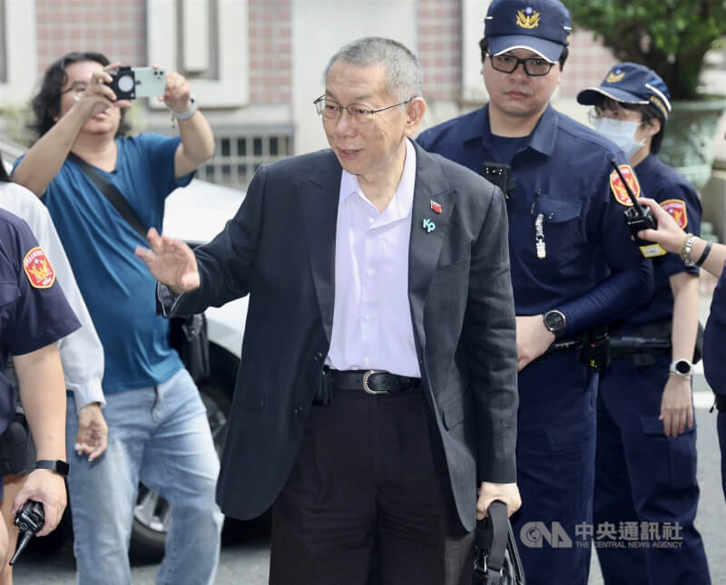 台北地方法院審理京華城案及柯文哲政治獻金案，11日傳喚前台北市長柯文哲（前中）到庭，圖為柯文哲向支持者揮手致意。中央社記者張皓安攝　114年9月11日