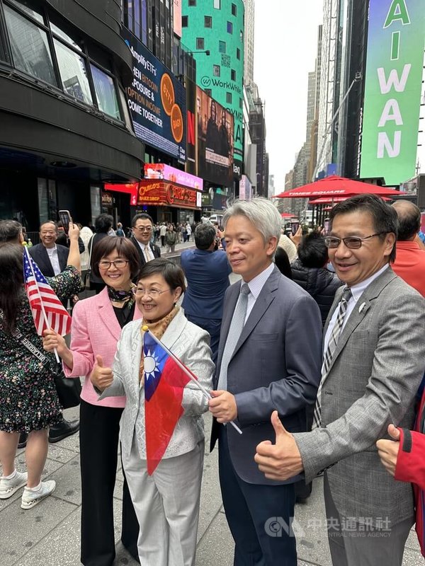 北美洲台灣商會聯合總會長白越珠(左1)、僑委會委員長徐佳青(左2)與駐紐約辦事處長李志強(右2)等人,在紐約時報廣場見證台灣參與聯合國廣告播映。中央社記者廖漢原紐約攝 114年9月11日