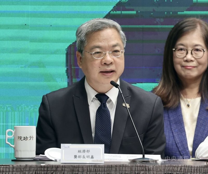 經濟部長龔明鑫（前）11日出席行政院會後記者會表示，將儘速針對高雄興達發電廠火警事故調查，近年台電有增加新機組，舊機組暫時轉為緊急備用機組，因此有把握維持夜尖峰備轉容量率6%，台電公司或經濟部不可能、也不需要宣布分區限電。中央社記者張皓安攝　114年9月11日
