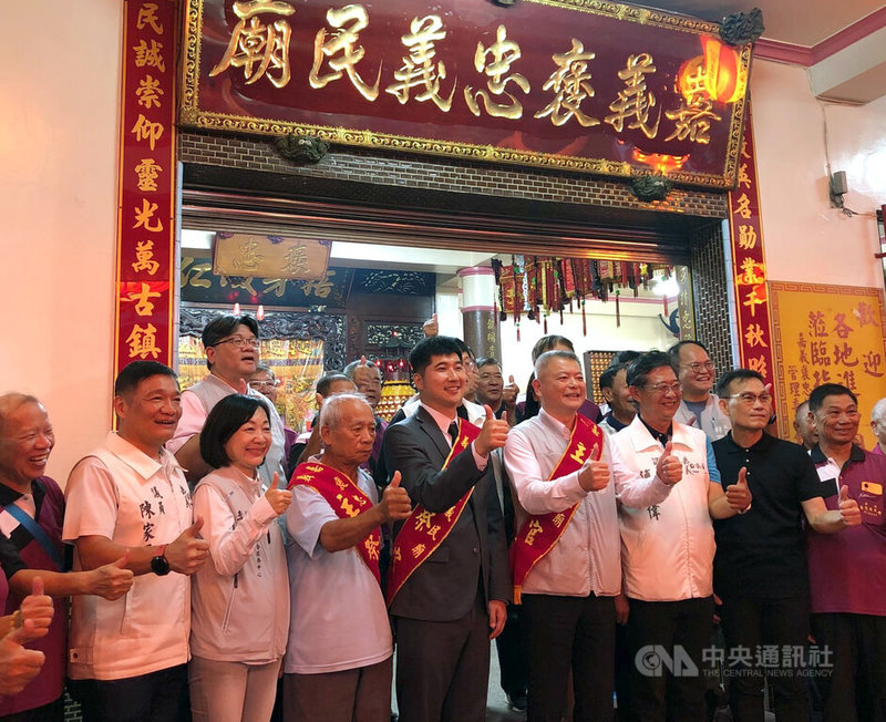 嘉義褒忠義民廟11日舉行義民爺千秋祭祀大典，客委會副主任委員邱星崴（前右5）晚間出席，並與嘉義市副市長林瑞彥（前右4）等人合影。中央社記者黃國芳攝　114年9月11日