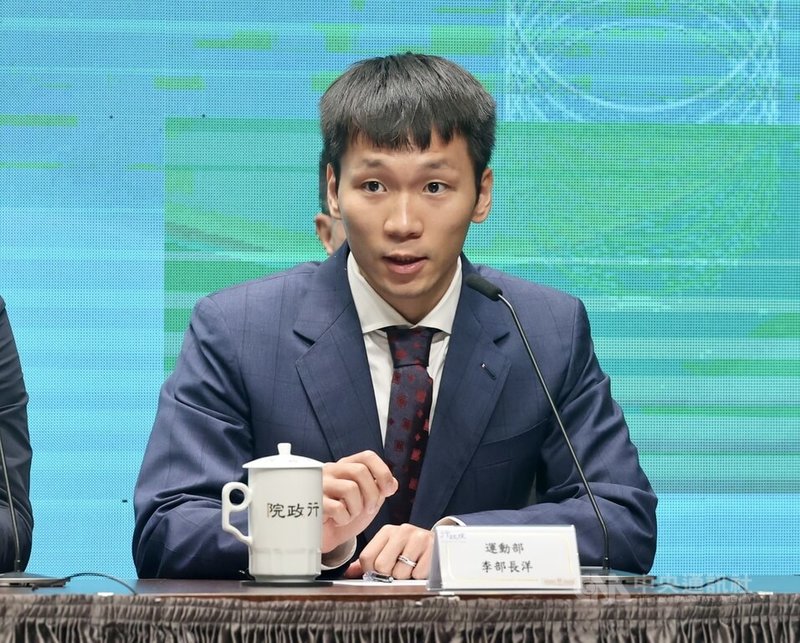 行政院11日舉行院會後記者會,運動部長李洋(圖)表示,目前實施的「青春動滋券」,最近在思考是否要將年齡層擴大,接下來將與運動部產業及科技司討論。中央社記者張皓安攝 114年9月11日